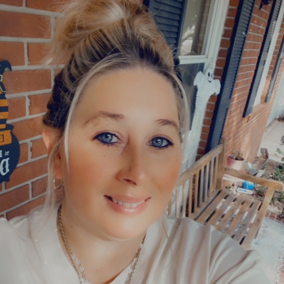 Meet your Posher, Nicole - Picture 1 of 1